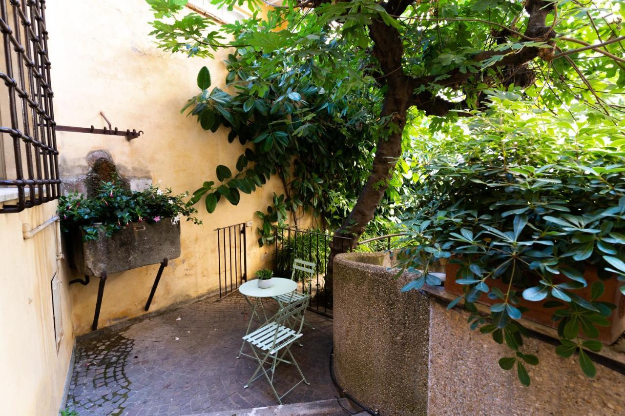 Quiet Trevi Fountain Apartment With Patio And Backyard Róma Kültér fotó