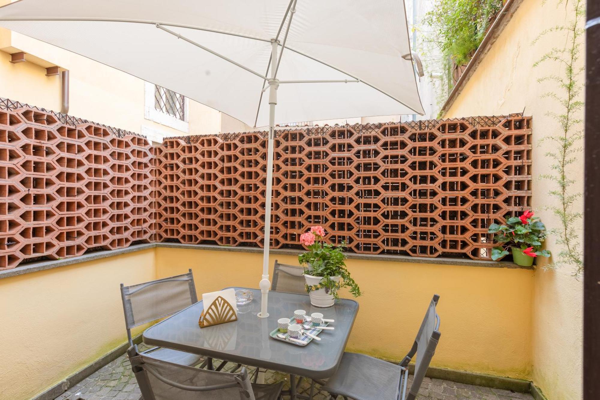 Quiet Trevi Fountain Apartment With Patio And Backyard Róma Kültér fotó
