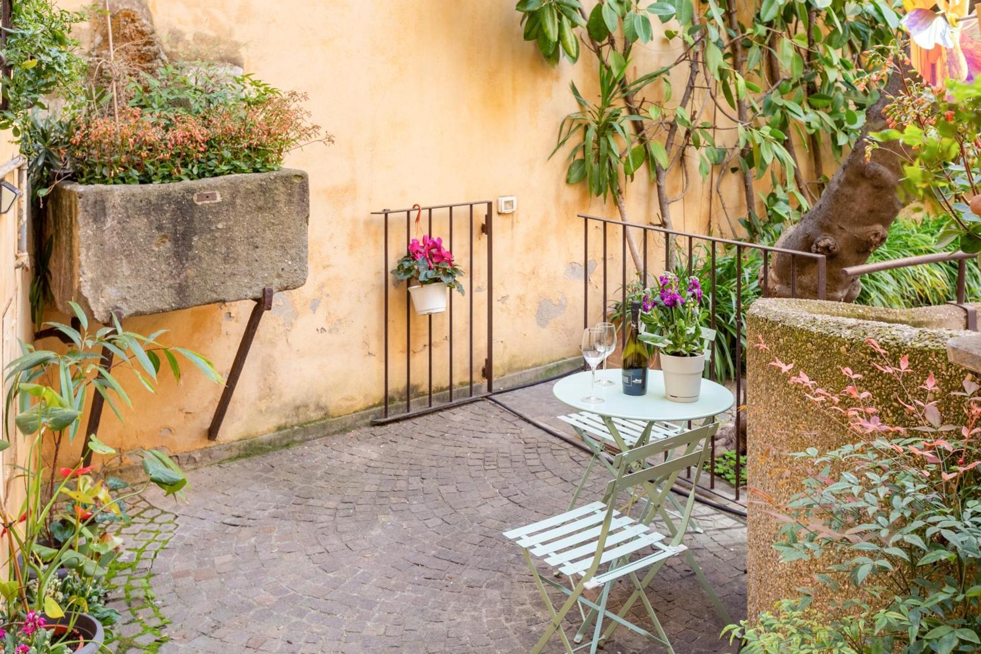 Quiet Trevi Fountain Apartment With Patio And Backyard Róma Kültér fotó